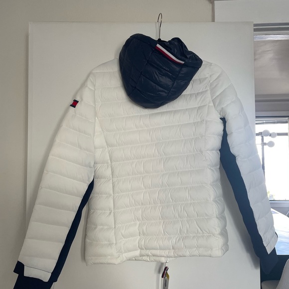 White Tommy Hilfiger puffy jacket in size small - Picture 2 of 2